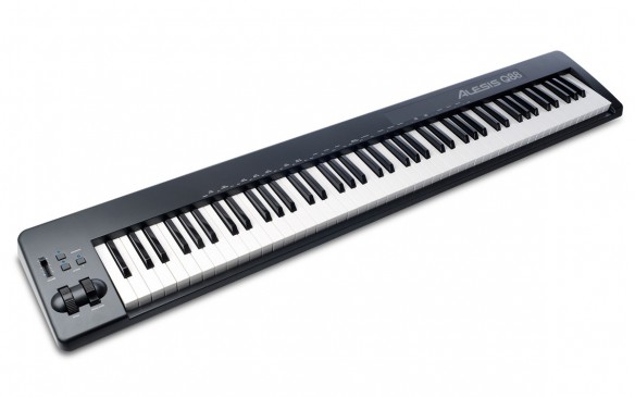 Teclado Controlador MIDI USB 88 Teclas Alesis Q88 angle